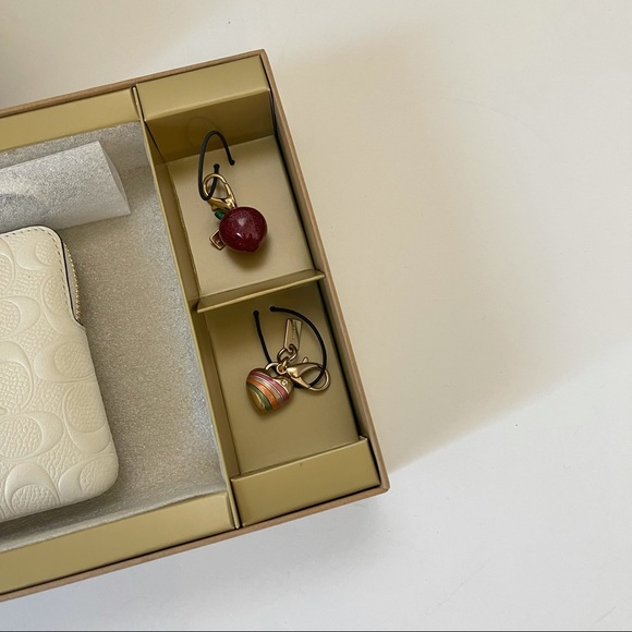 Coach Boxed Corner Zip Wristlet In Signature Leather With Apple & Heart Charms - Picture 14 of 15